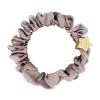 By Eloise London Silk Scrunchie Gold Star Gumice za kosu za žene 1 kom Nijansa Iced Latte