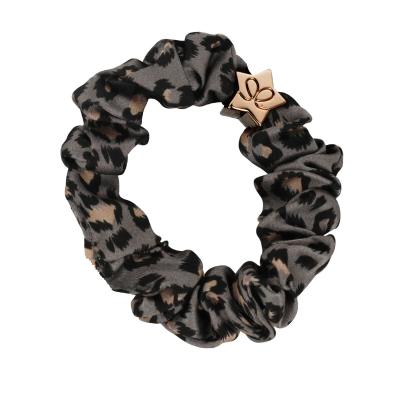 By Eloise London Silk Scrunchie Gold Star Gumice za kosu za žene 1 kom Nijansa Grey Leopard