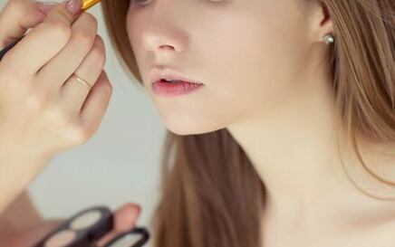 Kako se našminkati za samo 15 minuta?